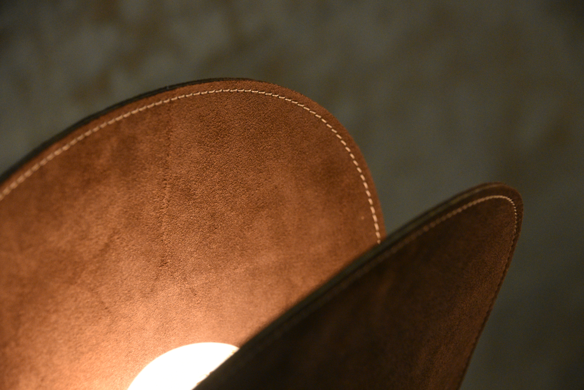 Close-up of hand-stitched full-grain leather on Duocurve lamp — Belgian craftsmanship by Bluestar